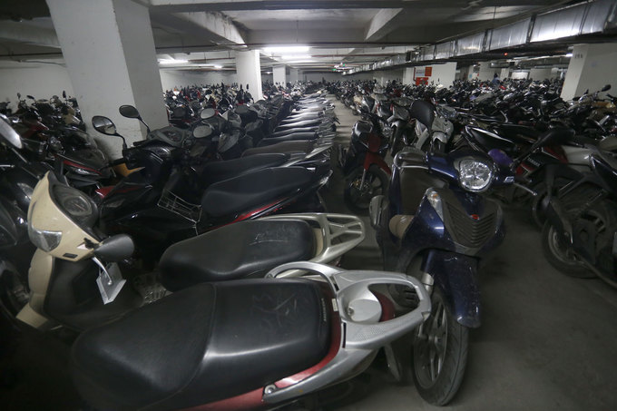 Không có chỗ gửi xe, dân chung cư ở Hà Nội để ôtô ở bãi rác